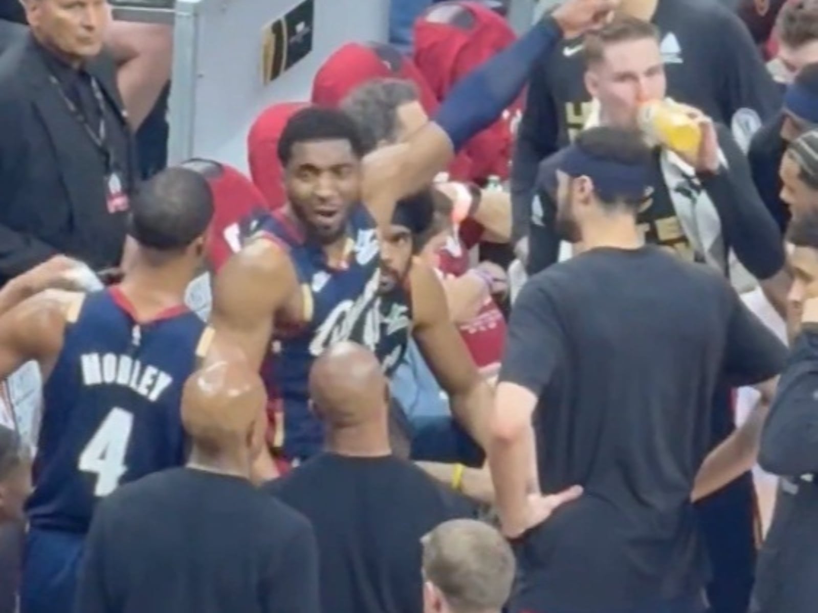 NBA／Donovan Mitchell 爆噴隊友畫面流出！騎士 G4 慘敗尼克遭橫掃出局！