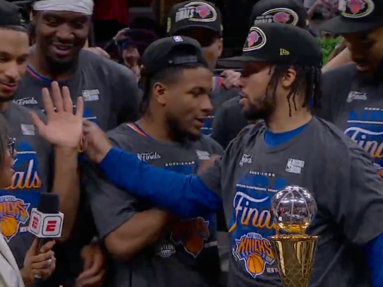 NBA／Jalen Brunson 東冠頒獎要 Josh Hart 別站他後面！球迷笑翻「是怕再被戳屁股嗎？」