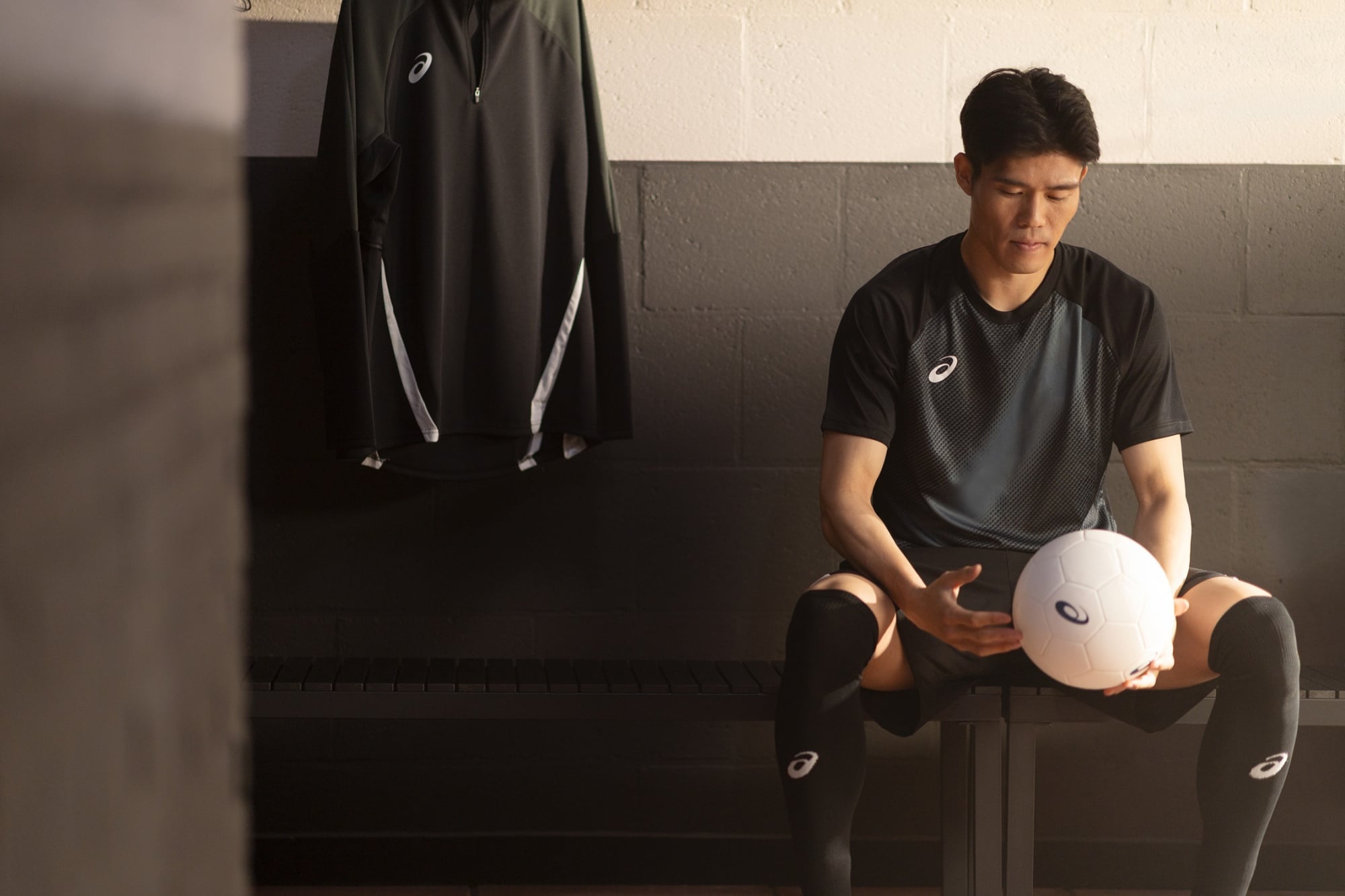 足球／ASICS 為富安健洋量身打造！DS LIGHT X-FLY PRO 3 輕量爆發鞋款曝光，網讚：「這才是世足等級裝備！」