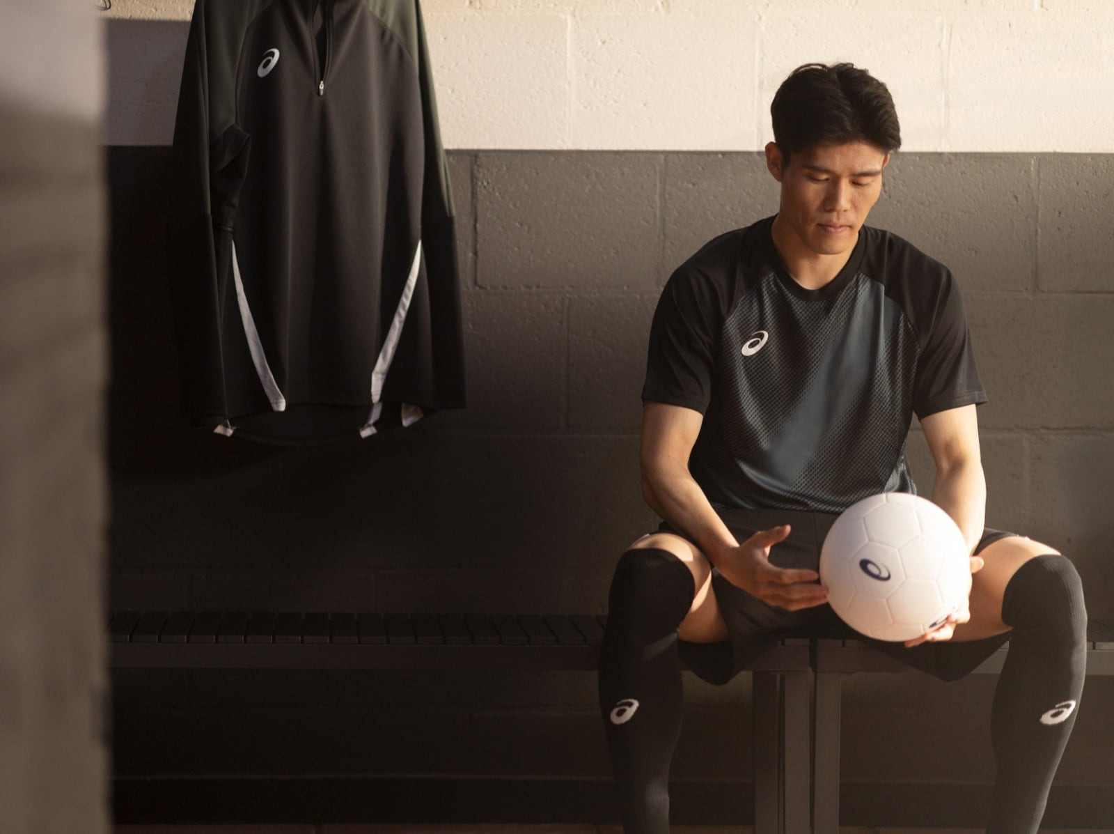 足球／ASICS 為富安健洋量身打造！DS LIGHT X-FLY PRO 3 輕量爆發鞋款曝光，網讚：「這才是世足等級裝備！」