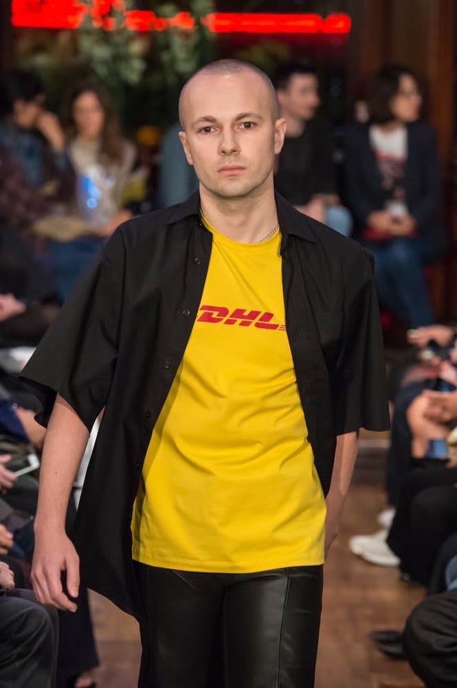 VETEMENTS 將重返巴黎男裝週!曾經紅極一時的「反時尚」品牌,能否找回當年聲量?