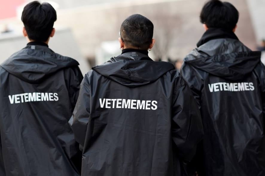 VETEMENTS 將重返巴黎男裝週!曾經紅極一時的「反時尚」品牌,能否找回當年聲量?