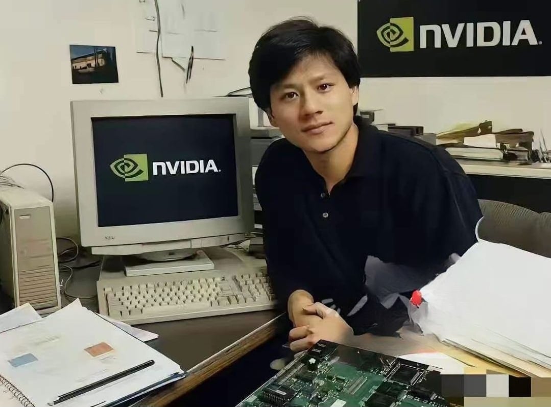 黃仁勳年輕照片曝光引熱議！網呼：「爸爸創業期就很帥了！」