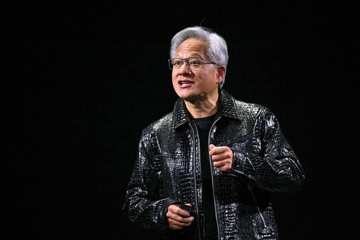 黃仁勳年輕照片曝光引熱議！網呼：「爸爸創業期就很帥了！」