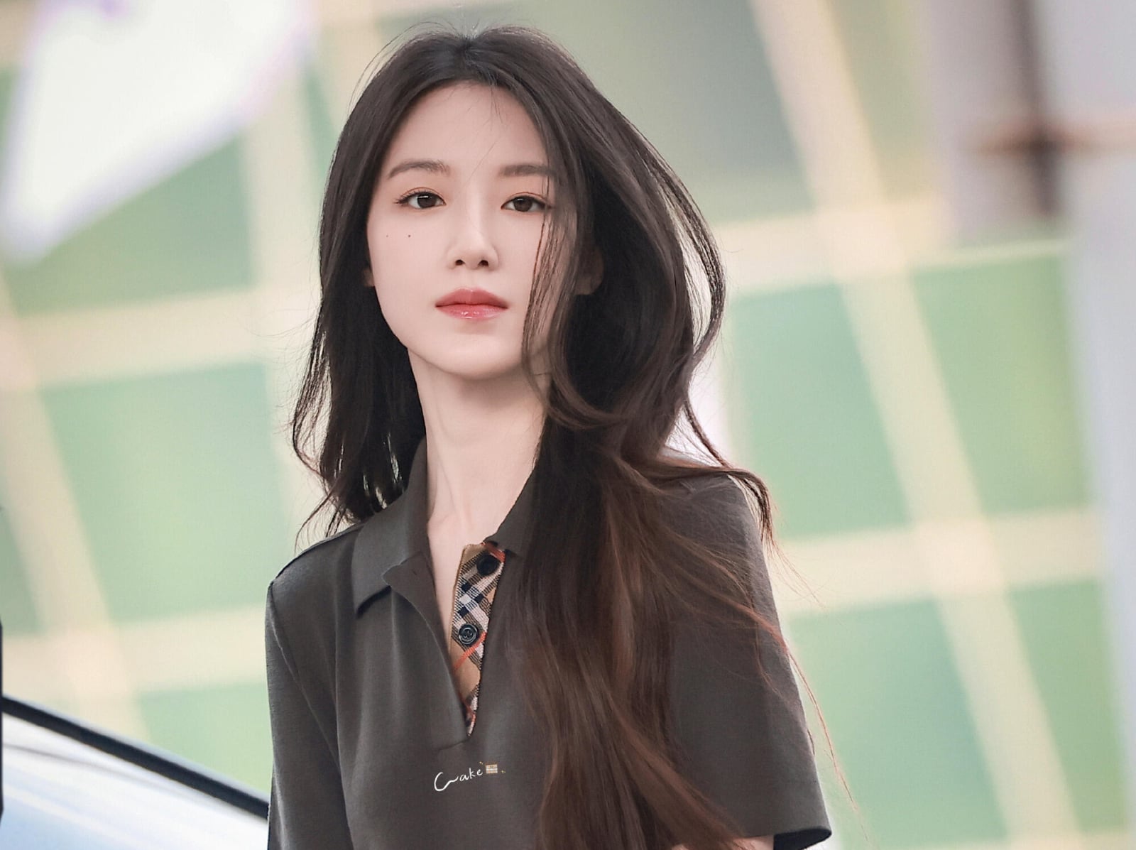 i-dle 舒華身高 161、體重 44 機場全套 Burberry 美出新高度！暴瘦成紙片人讓粉絲超心疼！