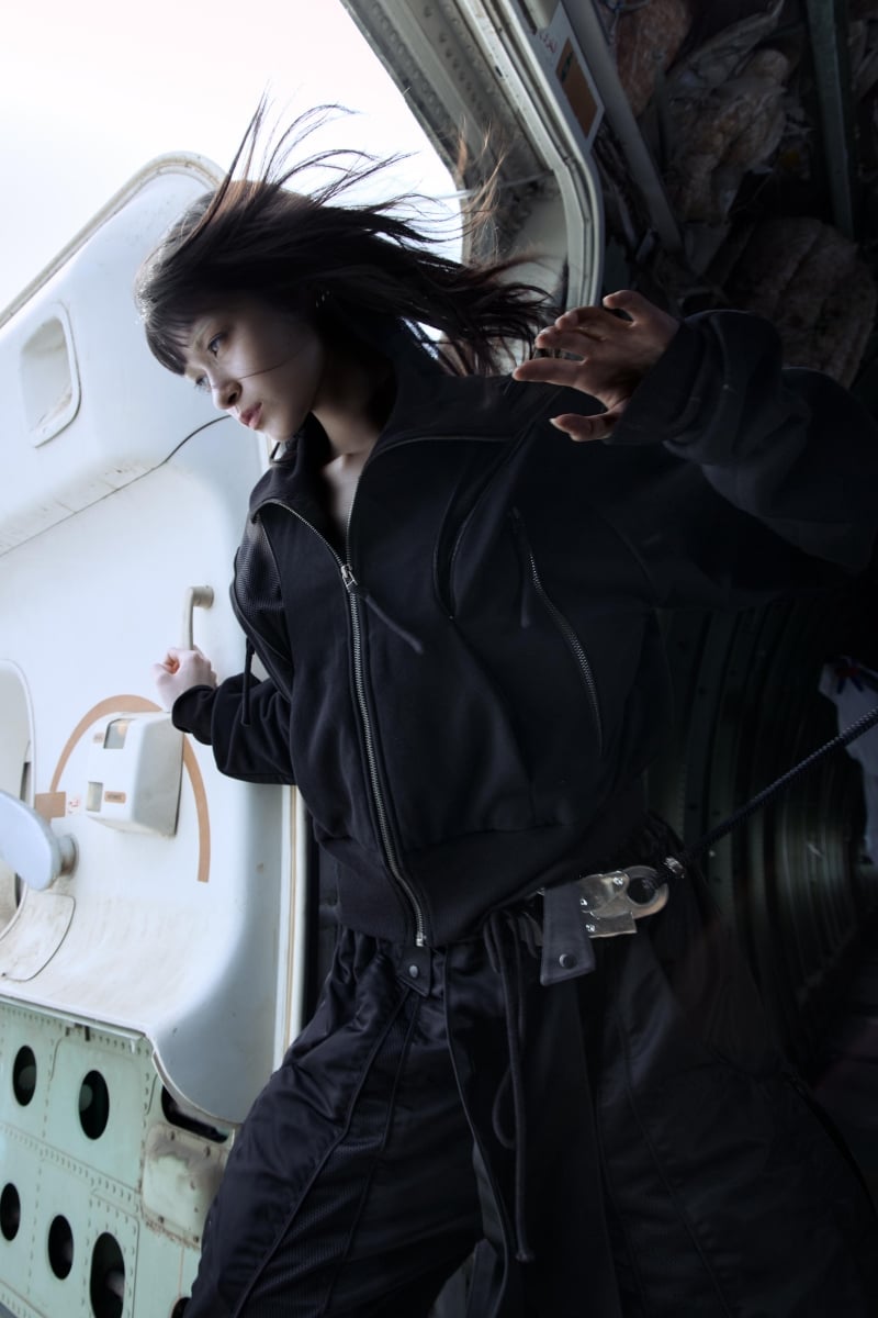 REMIX 2026 春夏系列「TH(RE)SHOLD」發佈!廢棄機艙變靈感、服裝化身移動掩體超前衛