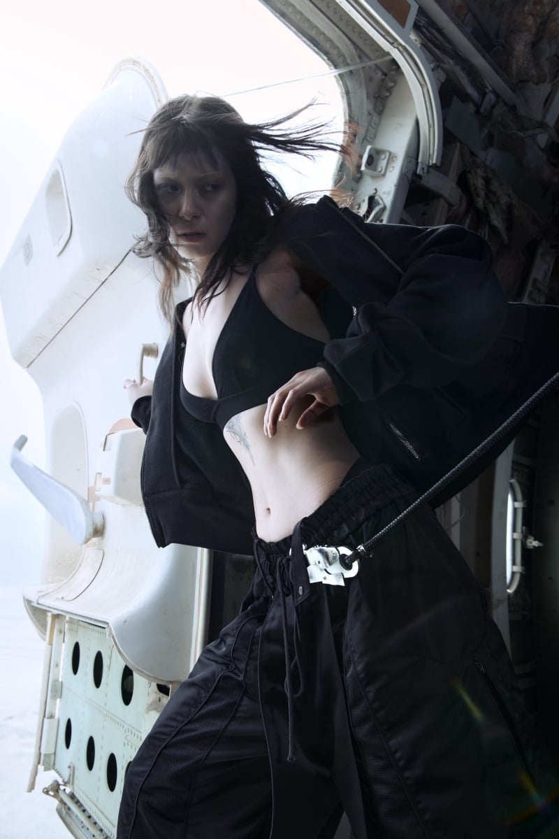 REMIX 2026 春夏系列「TH(RE)SHOLD」發佈!廢棄機艙變靈感、服裝化身移動掩體超前衛