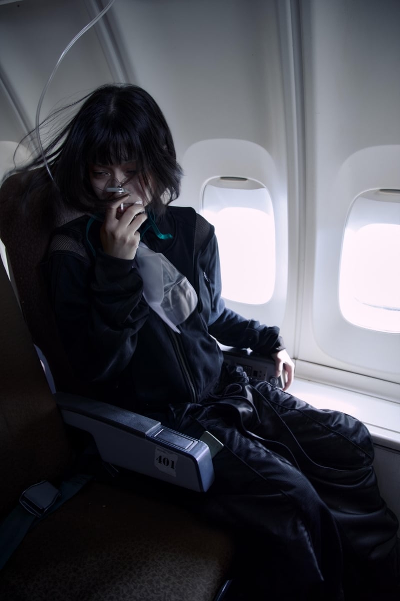 REMIX 2026 春夏系列「TH(RE)SHOLD」發佈!廢棄機艙變靈感、服裝化身移動掩體超前衛