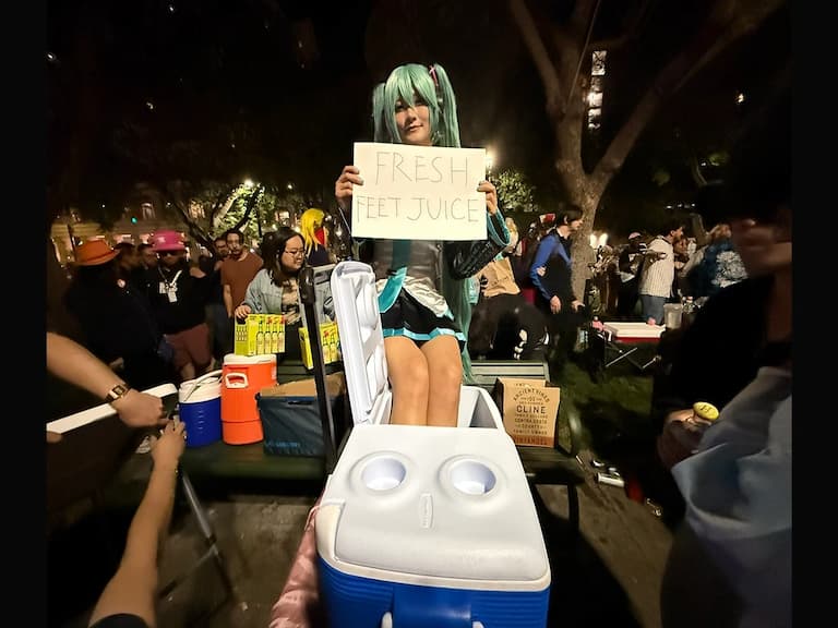 美國動漫展 Coser 現場販售「新鮮腳汁」！粉絲排隊搶購引熱議！