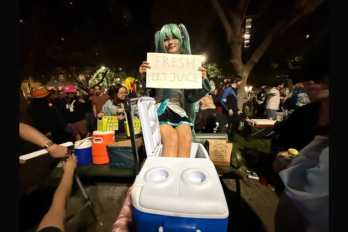 美國動漫展 Coser 現場販售「新鮮腳汁」！粉絲排隊搶購引熱議！