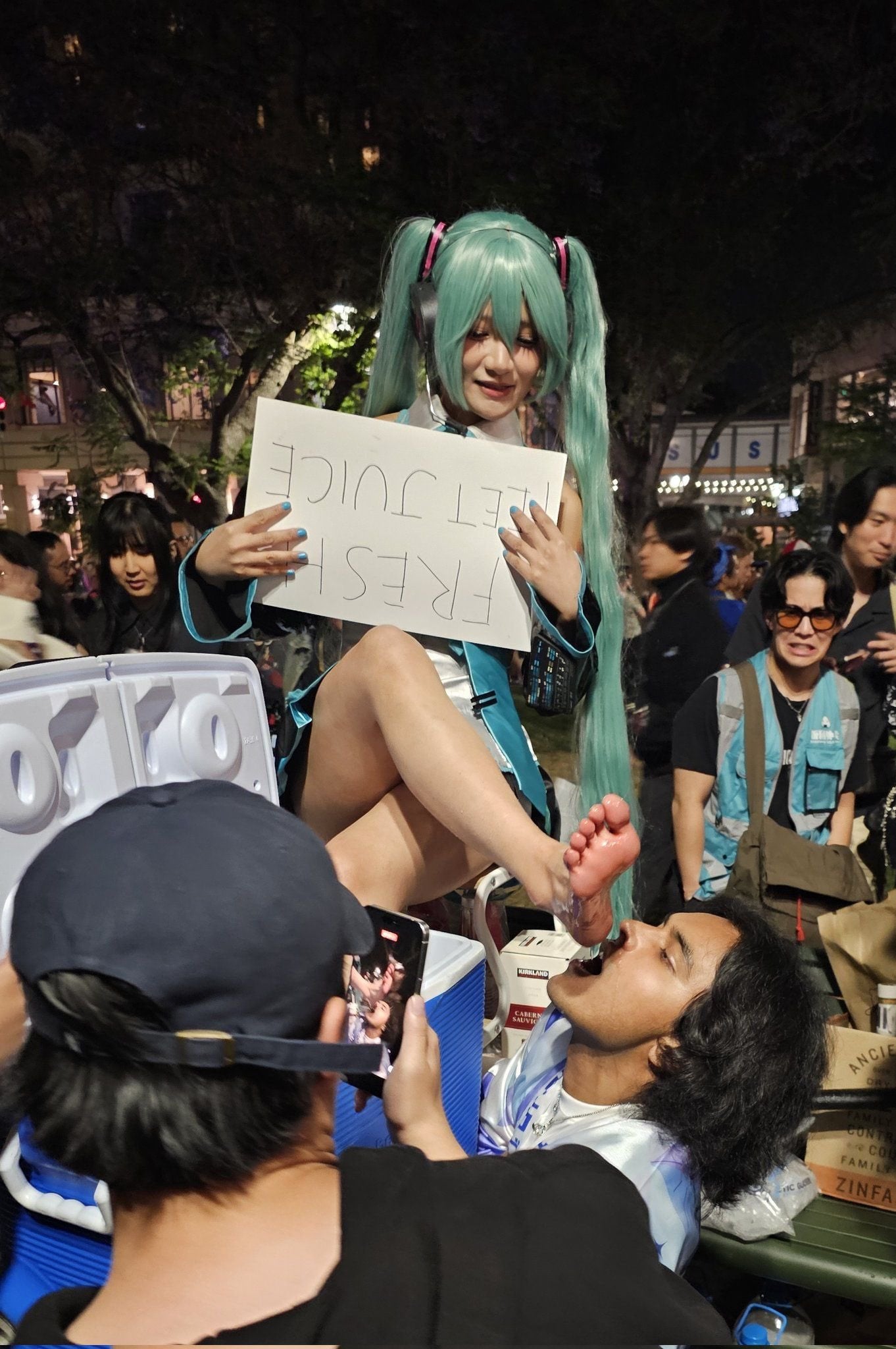 美國動漫展 Coser 現場販售「新鮮腳汁」！粉絲排隊搶購引熱議！