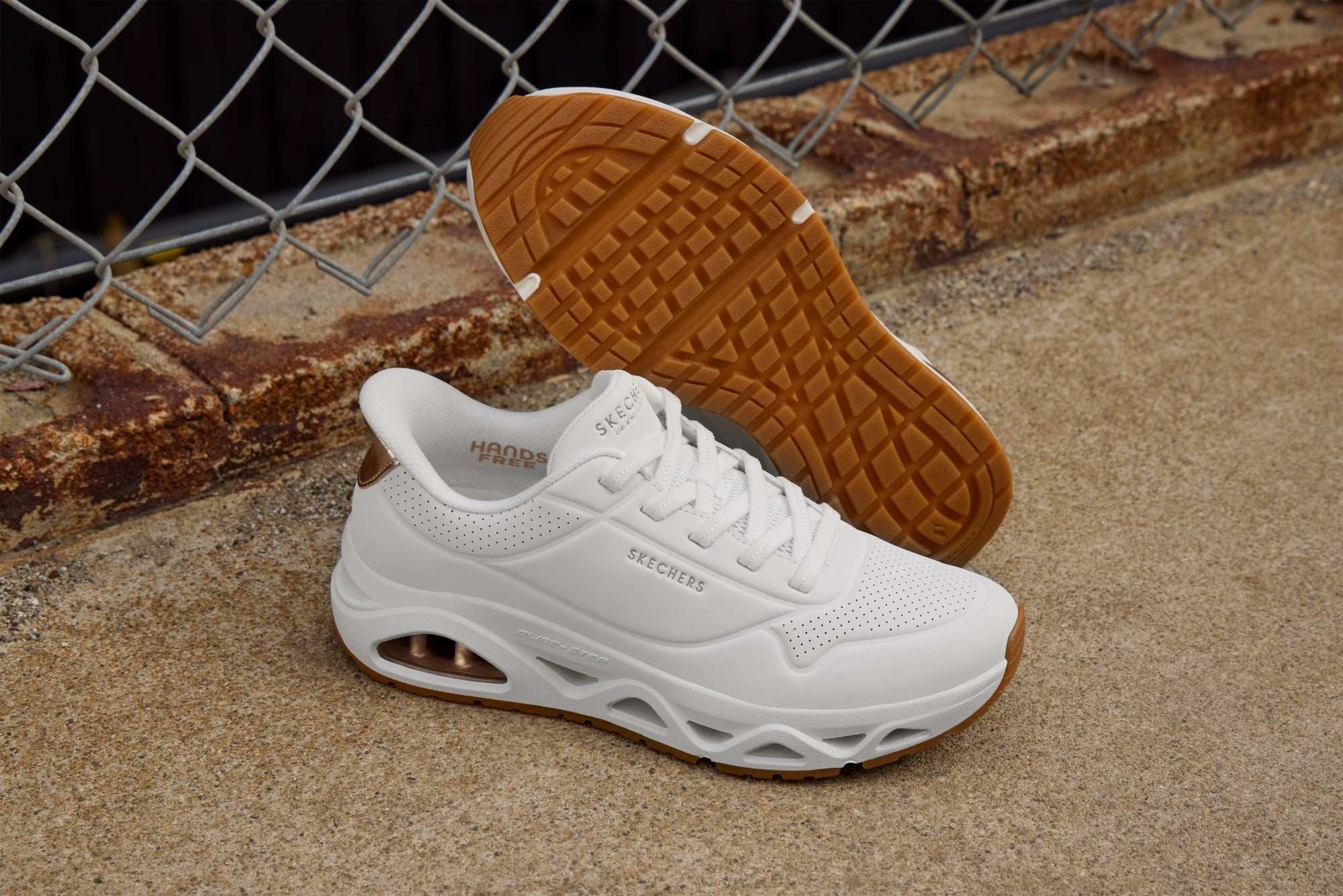 舒華化身校園女孩狂讚 SKECHERS UNO GLIDE-STEP!畢業季「舒式轉場」限定書籤必收⋯快看領取方法!