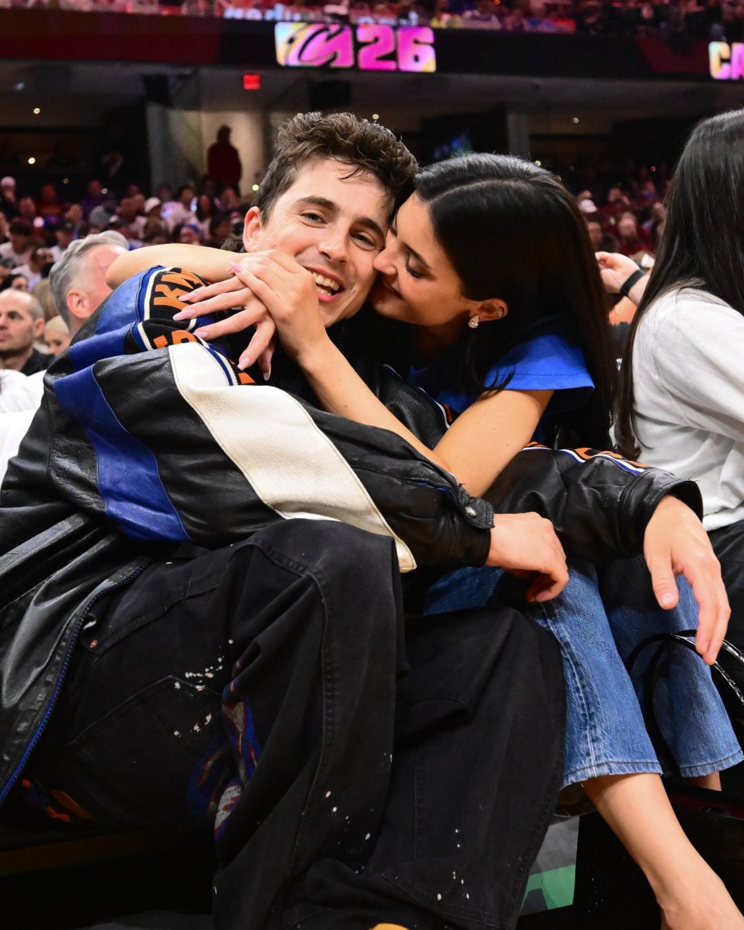 「甜茶」提摩西夏勒梅 Timothée Chalamet 、凱莉珍娜 NBA 球場放閃!忘情相擁接吻畫面掀熱議!