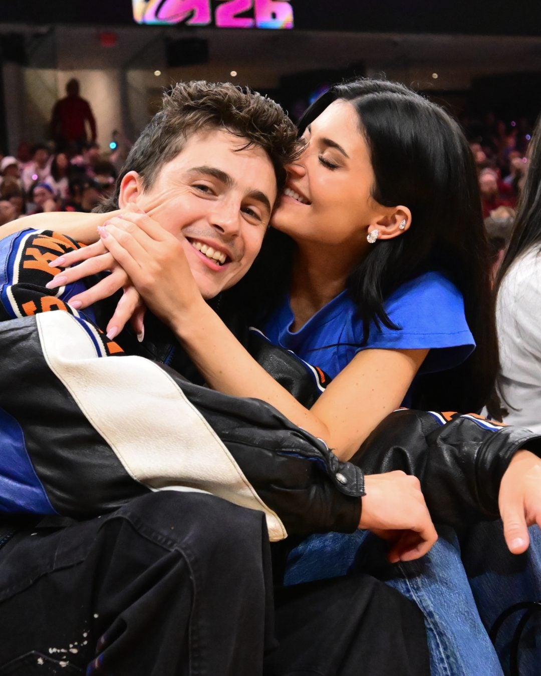 「甜茶」提摩西夏勒梅 Timothée Chalamet 、凱莉珍娜 NBA 球場放閃!忘情相擁接吻畫面掀熱議!