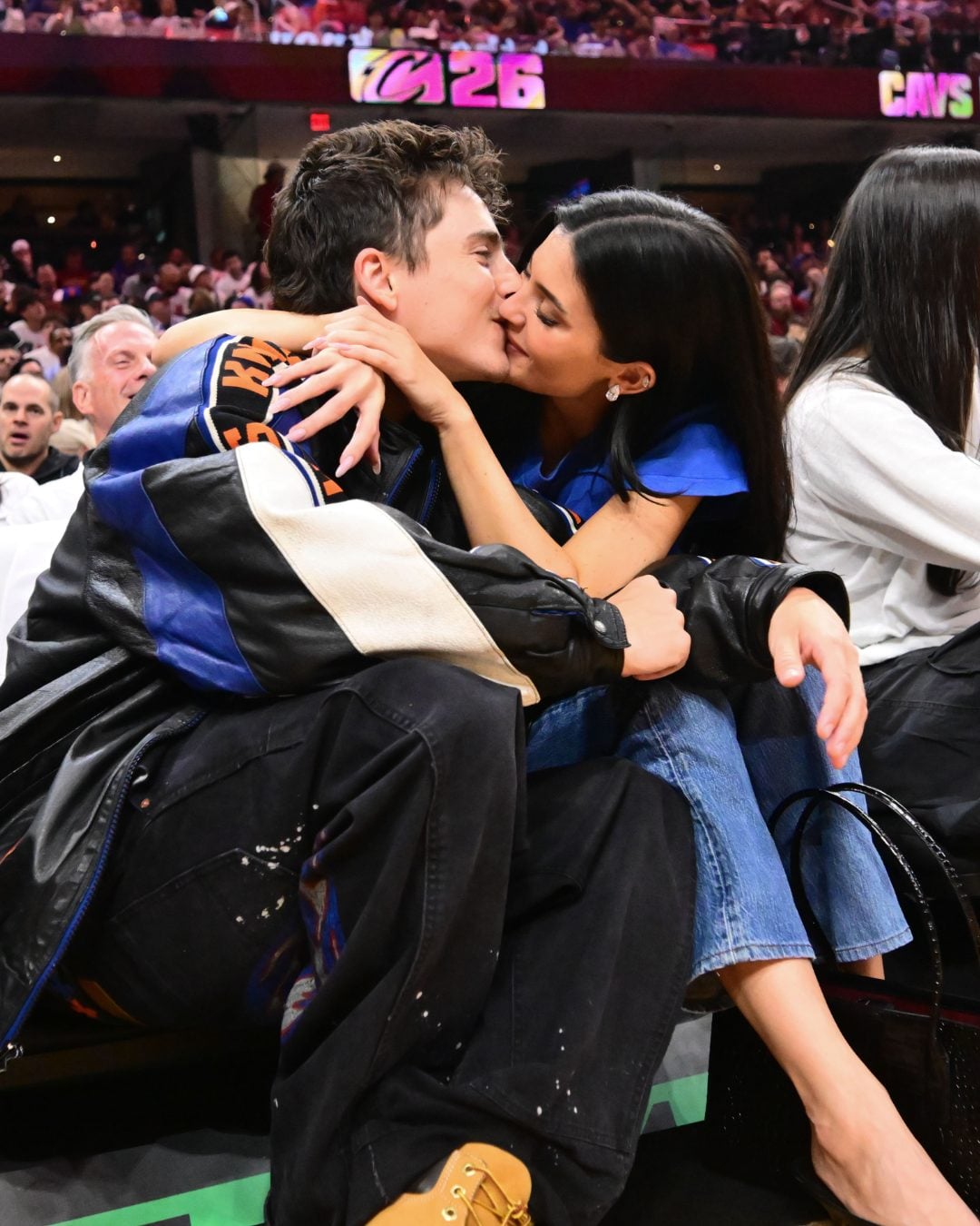 「甜茶」提摩西夏勒梅 Timothée Chalamet 、凱莉珍娜 NBA 球場放閃!忘情相擁接吻畫面掀熱議!