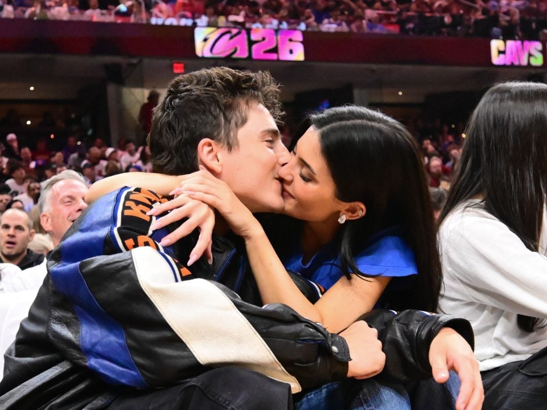 「甜茶」提摩西夏勒梅 Timothée Chalamet 、凱莉珍娜 NBA 球場放閃！忘情相擁接吻畫面掀熱議！
