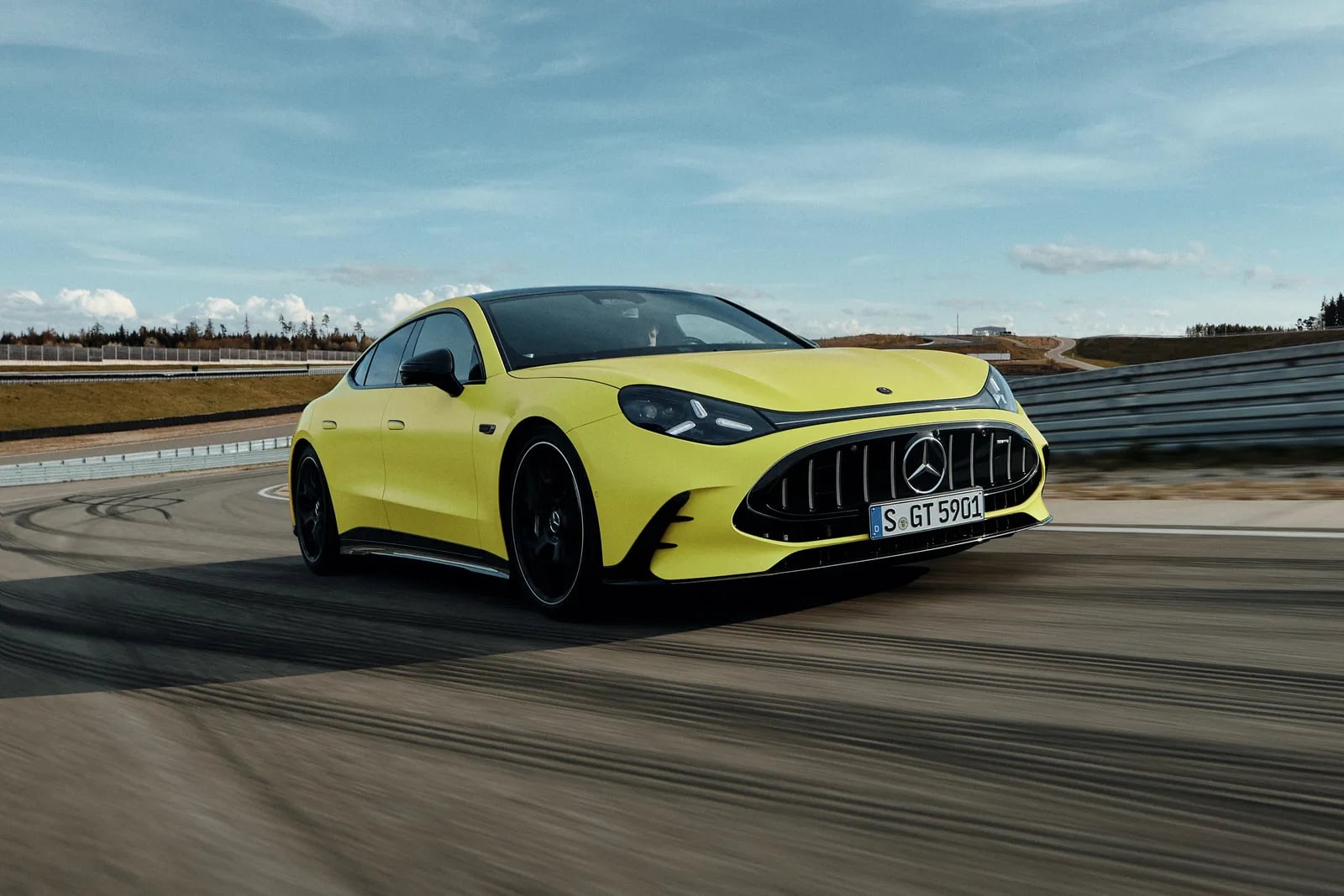 Mercedes-AMG GT 4 電動車登場!1,100 匹馬力、V8 引擎聲浪⋯規格一次看!