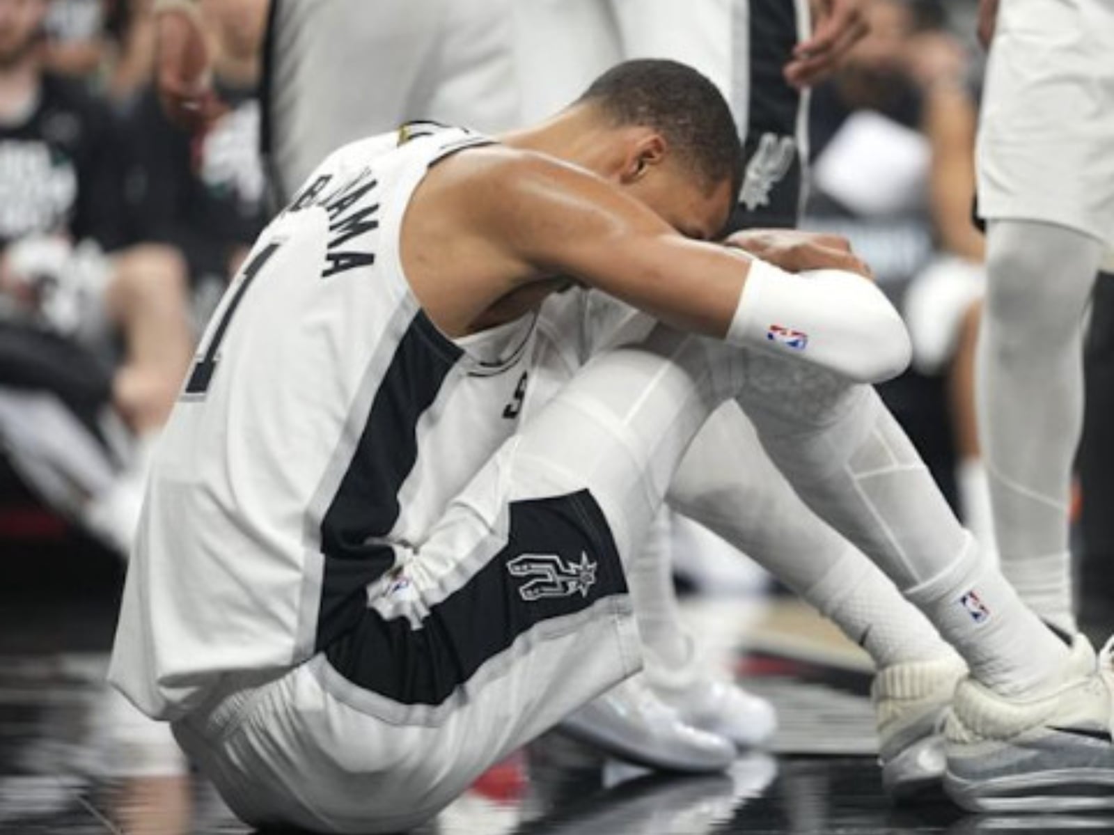 NBA／班馬 Wembanyama 落敗後拒受訪遭批！馬刺隊記搬出 Tim Duncan：「真正領袖不讓隊友扛！」