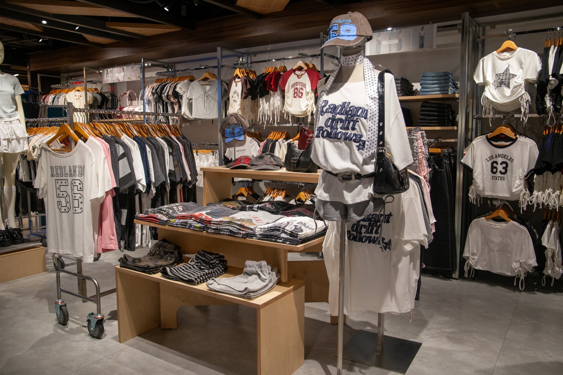 原宿街頭文化天王 WEGO 正式登台！台灣首店西門町開幕，Karencici 親臨詮釋 Y2K 街頭風