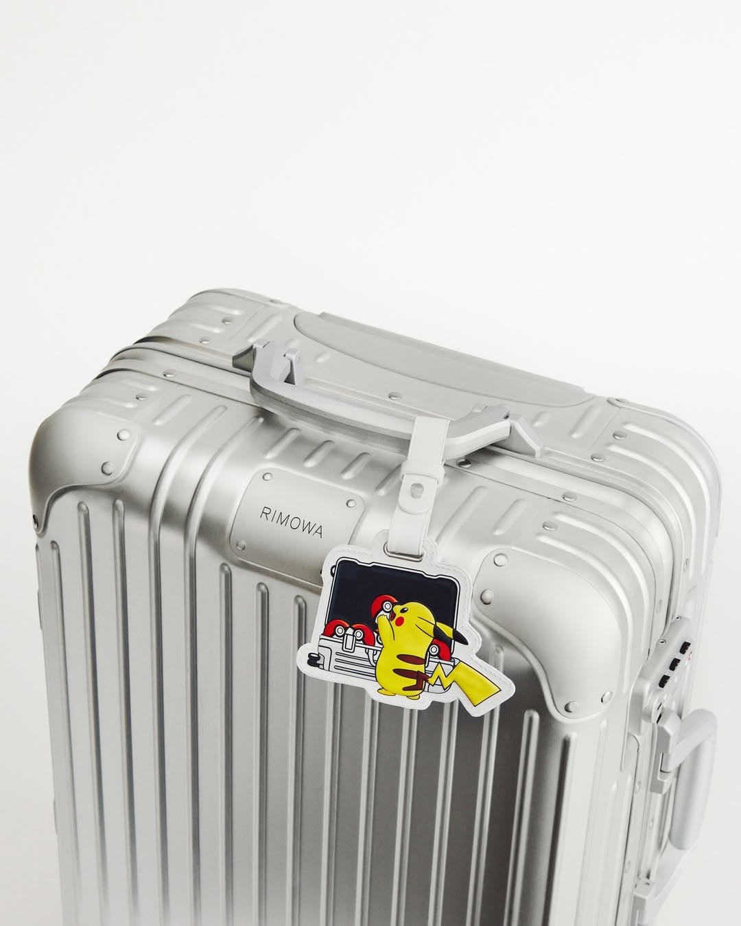 RIMOWA × 寶可夢 30 週年聯名來了!義大利皮革吊牌、精靈球輪套⋯3 大品項售價、搶購方式一次看!