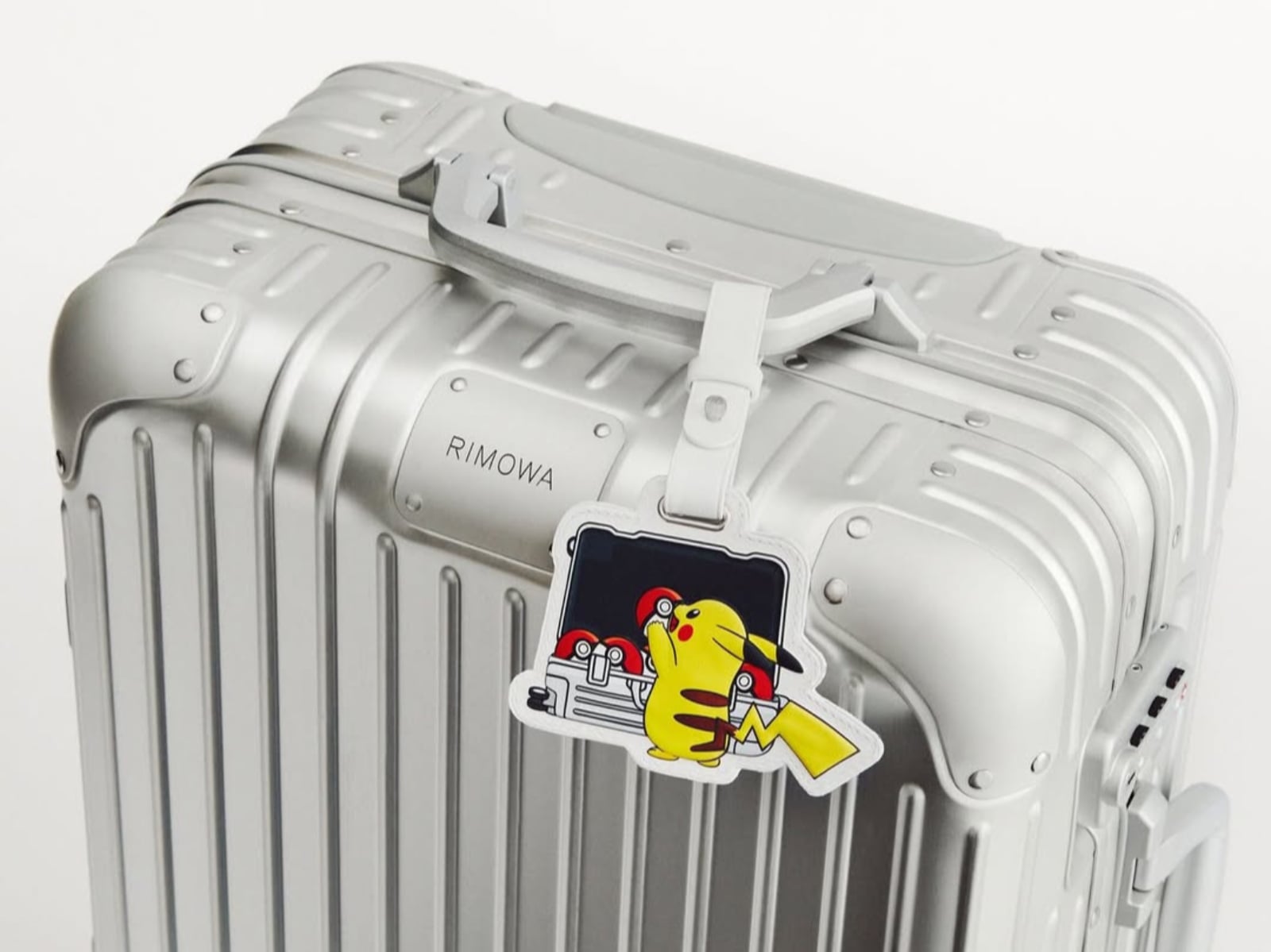 RIMOWA × 寶可夢 30 週年聯名來了！義大利皮革吊牌、精靈球輪套⋯3 大品項售價、搶購方式一次看！