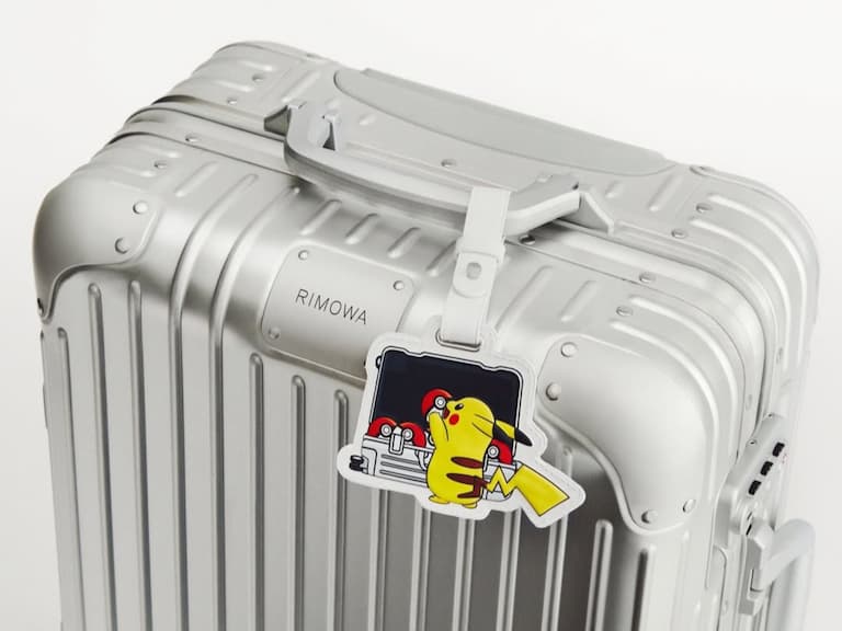 RIMOWA × 寶可夢 30 週年聯名來了！義大利皮革吊牌、精靈球輪套⋯3 大品項售價、搶購方式一次看！