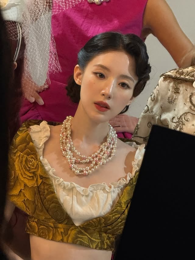 i-dle 舒華身高 161 化身民國千金!紙片腰線曝光引粉心疼:「別再瘦了!」