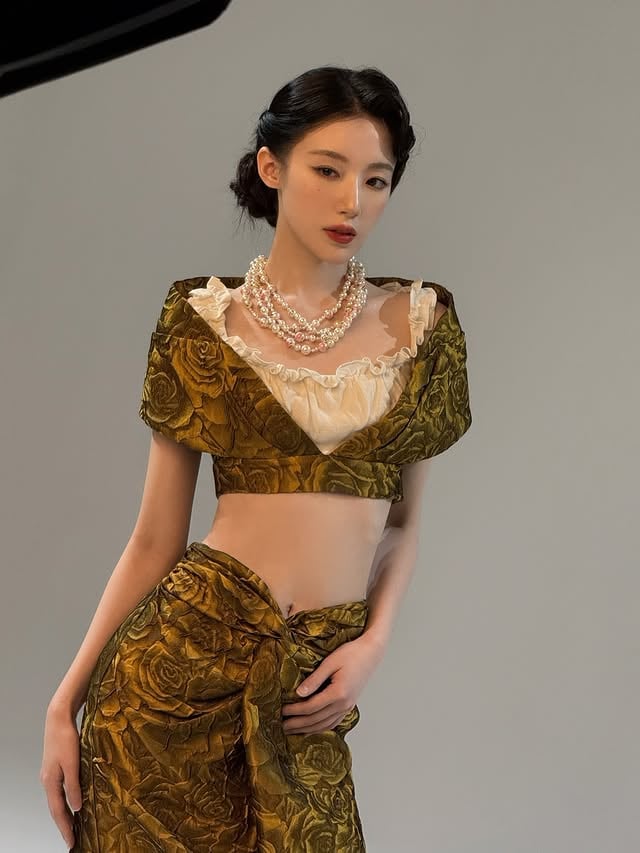 i-dle 舒華身高 161 化身民國千金!紙片腰線曝光引粉心疼:「別再瘦了!」