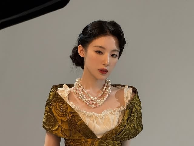 i-dle 舒華身高 161 化身民國千金！紙片腰線曝光引粉心疼：「別再瘦了！」