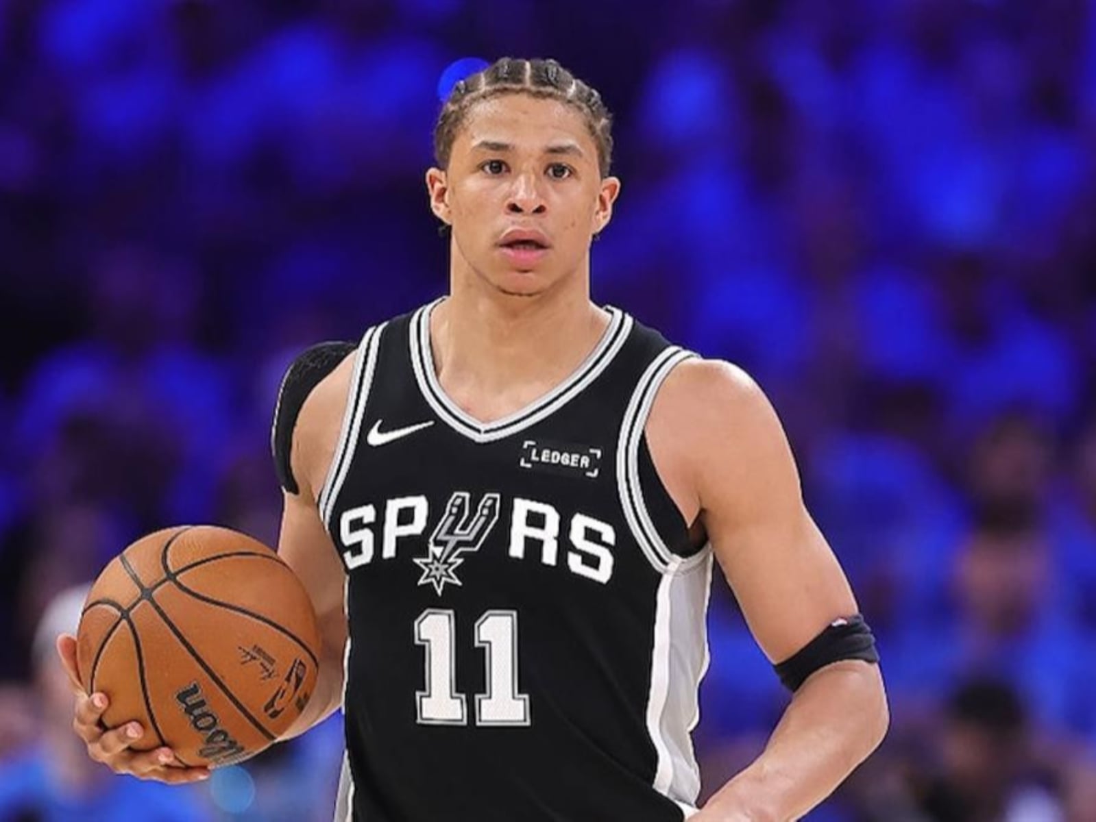 NBA／馬刺小將 Carter Bryant 大力撞飛 SGA！球迷笑翻「都會倒地不如就狠一點⋯」