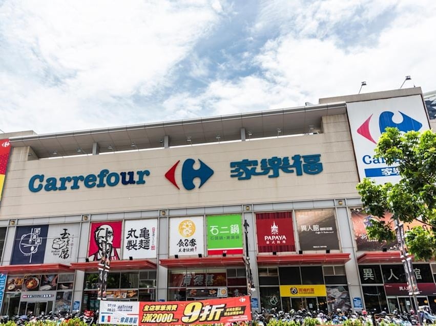 家樂福改名叫「康達盛通」！倒著念藏諧音梗，網友解讀笑翻！