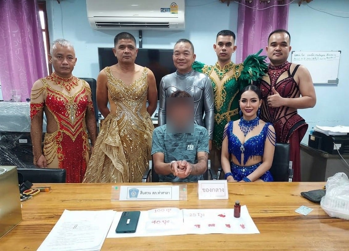 泰國警察扮舞娘抓毒販！逮人後華麗合照曝光網笑翻：「根本泰版辣妹過招！」