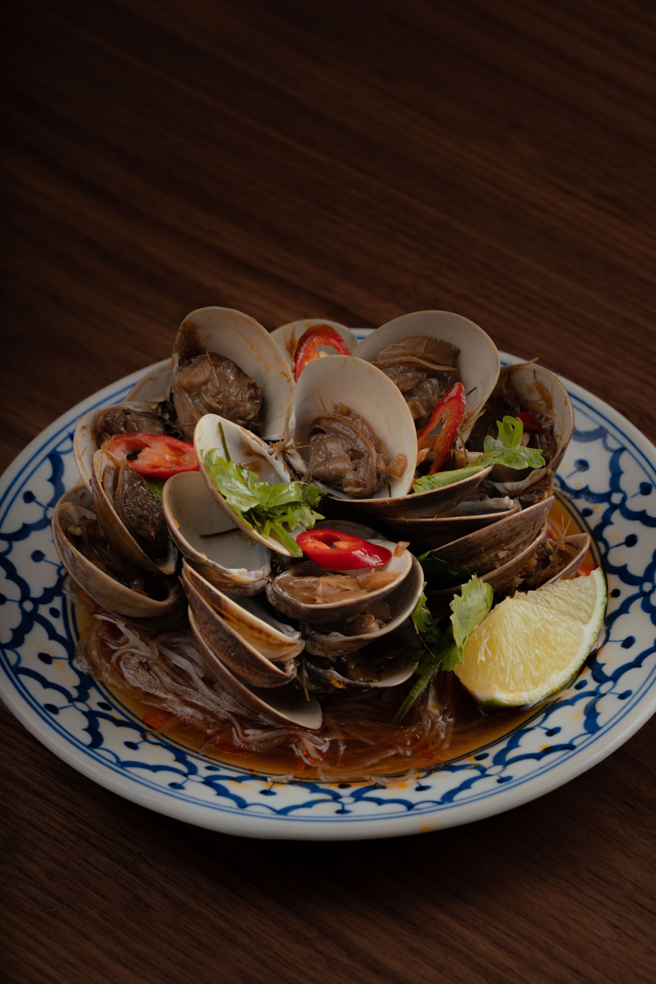台中草悟道南洋餐酒館「嬋潹」2026夏季菜單狂轟！炭火椰香辛辣層次堆疊，5款新菜+4款調酒必點！
