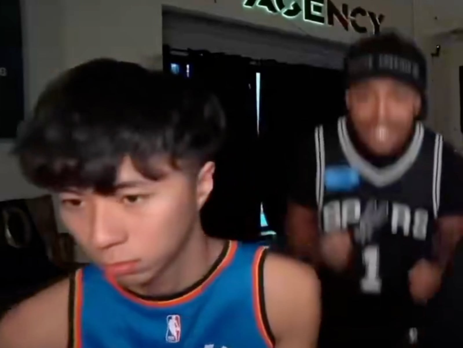 Ray 也收看 NBA 西決搶七大戰！直播過程「雷霆馬刺球衣輪換」笑翻網友！
