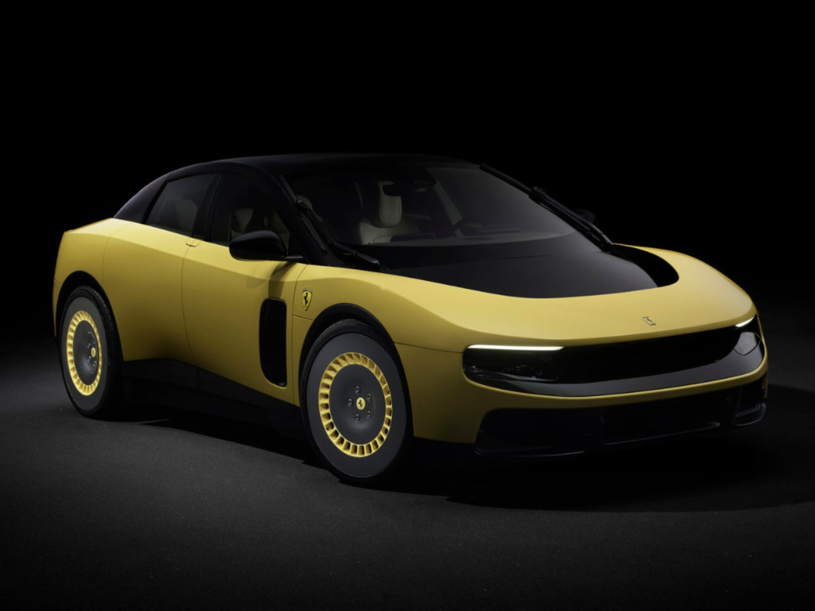 法拉利 Ferrari 首款電動車 Luce 遭轟「像 IKEA 玩具」！股價單日暴跌 8%，CEO：「訂單照樣狂湧！」