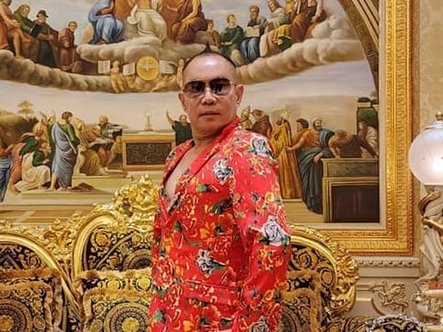 「吊車大王」胡漢龑親揭愛穿東北大花裝真相！坦言：「穿起來很年輕又喜慶！」