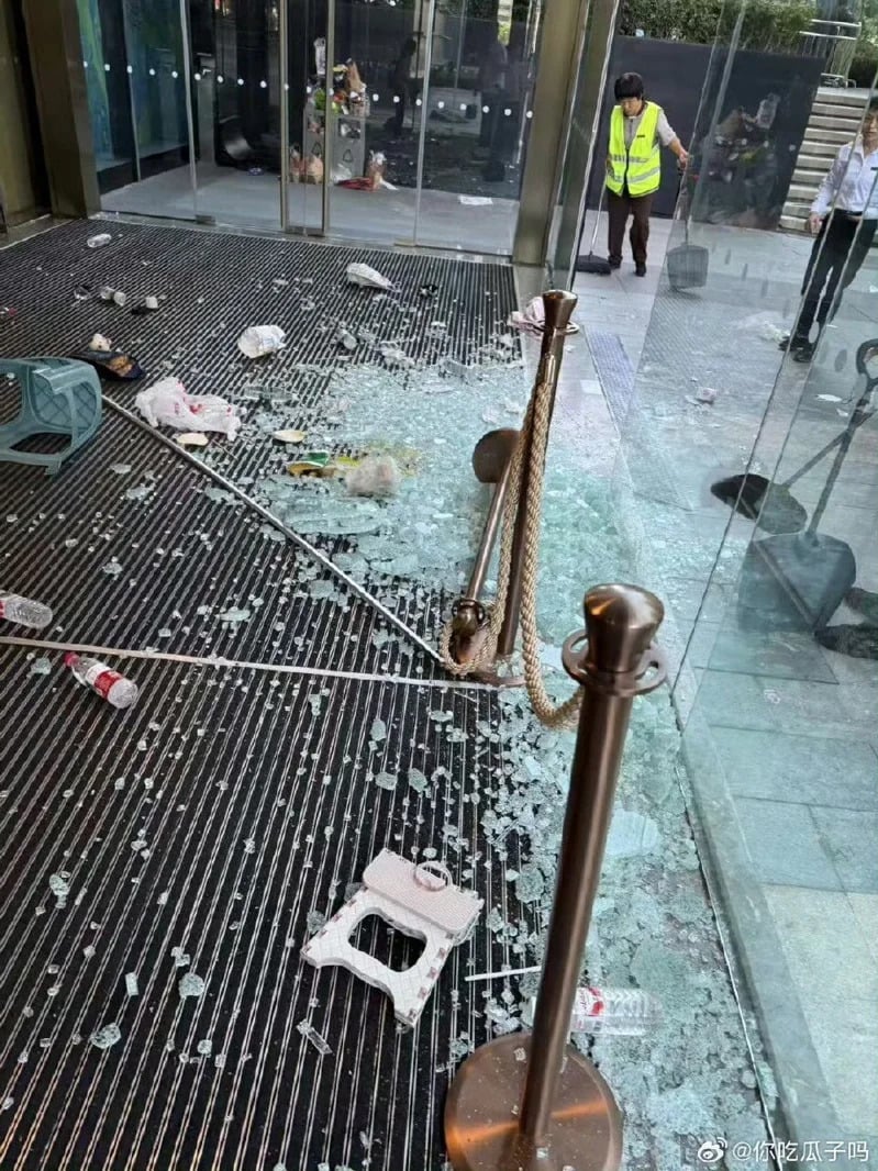 張凌赫品牌活動粉絲擠爆商場釀混亂活動喊卡!官方發聲明:「交通住宿費全額補償!」