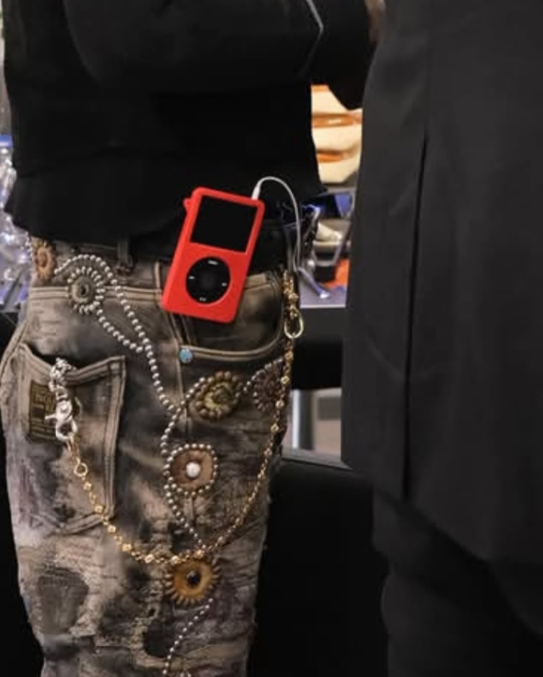 Travis Scott 現身歐冠決賽隨身攜帶 iPod 成焦點,還暗示可能要有新專輯了?