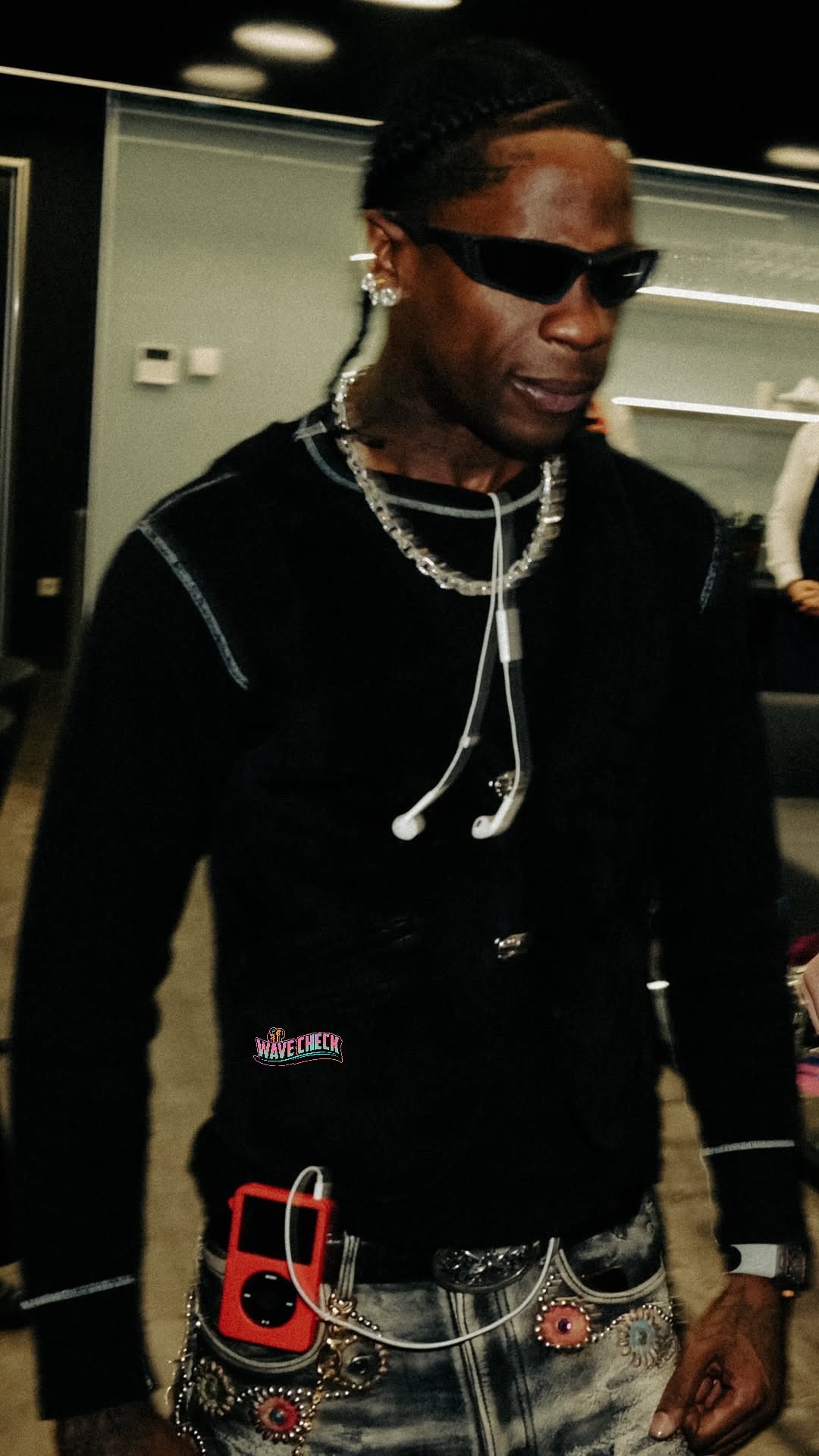 Travis Scott 現身歐冠決賽隨身攜帶 iPod 成焦點,還暗示可能要有新專輯了?