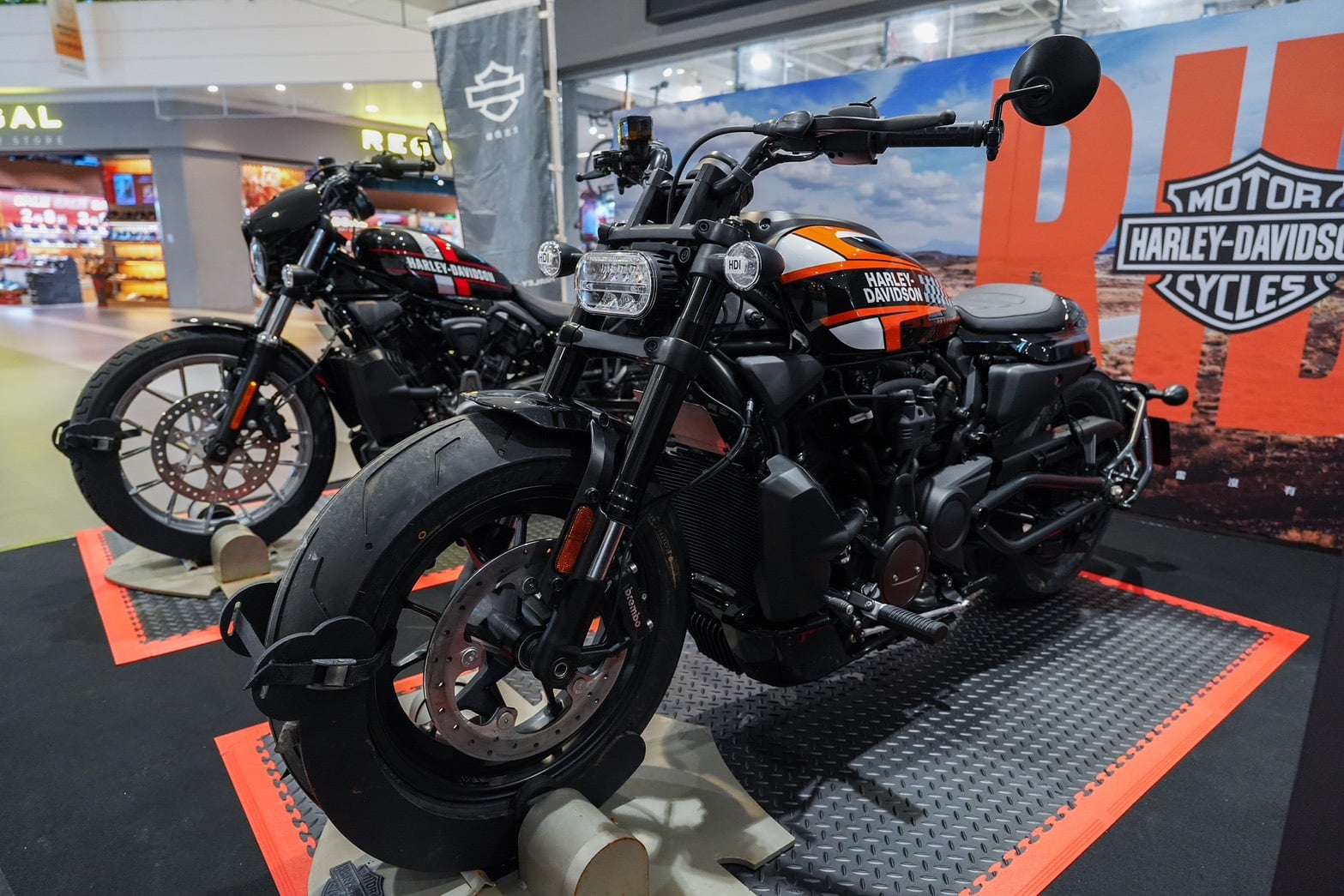 哈雷傳奇重機要來了!6 月林口三井快閃展,Revolution Max 1250T 黑科技引擎、賽道油箱塗裝狂讚必看!