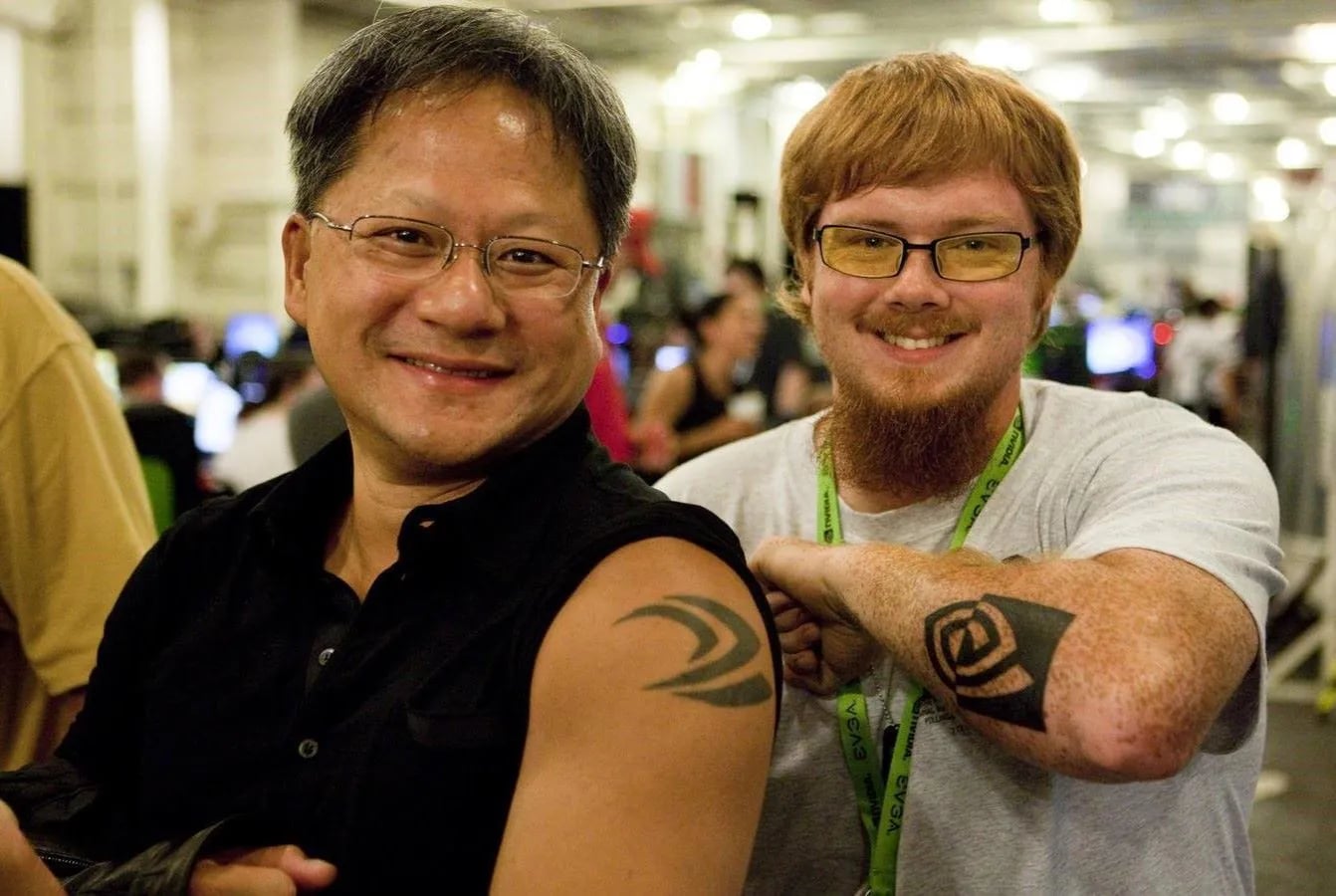 黃仁勳 NVIDIA 刺青背後真相曝光!18 年前員工打賭股價坦言:「我痛到哭得像 Baby!」