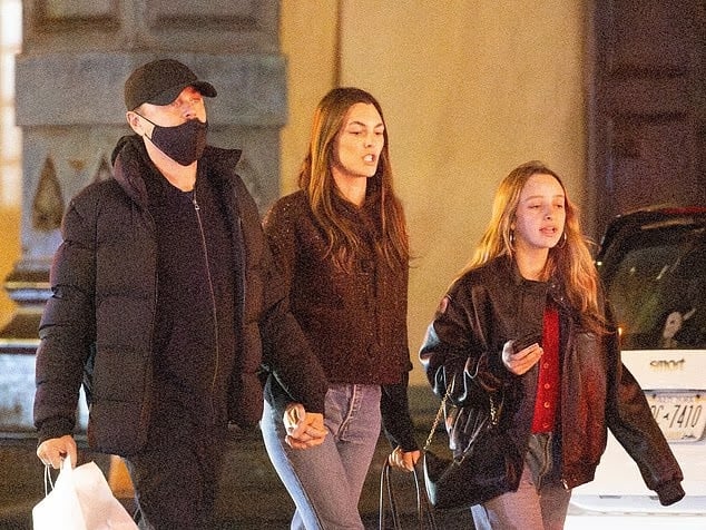 李奧納多狄卡皮歐 Leonardo DiCaprio 與女友街頭牽手被拍！身旁神秘小女孩身份曝光掀話題！
