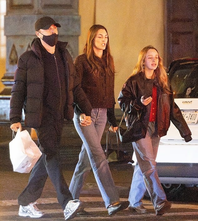 李奧納多狄卡皮歐 Leonardo DiCaprio 與女友街頭牽手被拍!身旁神秘小女孩身份曝光掀話題!