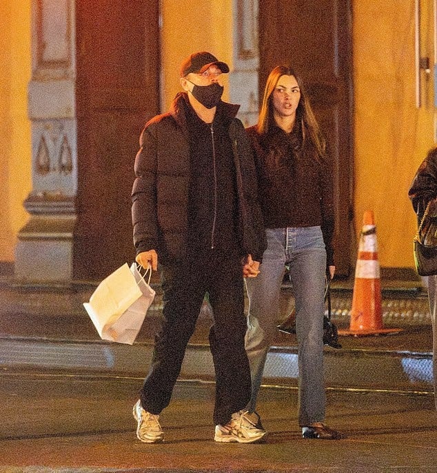 李奧納多狄卡皮歐 Leonardo DiCaprio 與女友街頭牽手被拍!身旁神秘小女孩身份曝光掀話題!