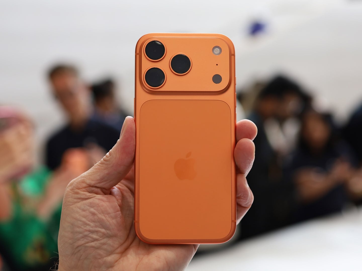 iPhone 17、Air 無法充電！iOS 更新修復、解決步驟快看！