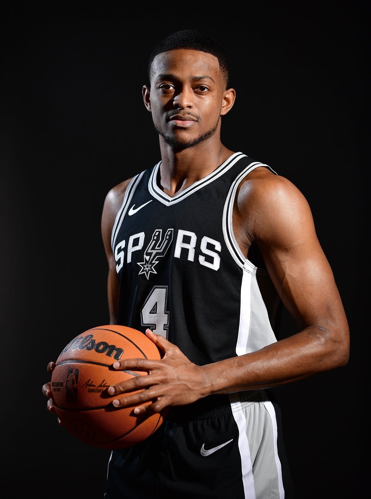 NBA／Mike Brown 誇前愛將 De'Aaron Fox「太太很棒」！網友全笑翻：「不知道要誇什麼」