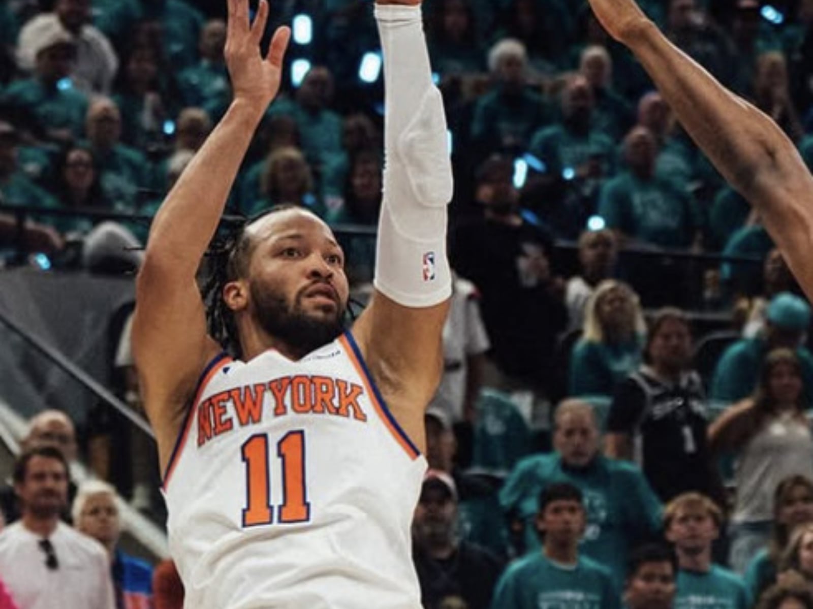 NBA／Brunson 總冠軍賽 G1 遭連環拉扯摔地竟沒哨音！球迷怒轟裁判離譜漏判！