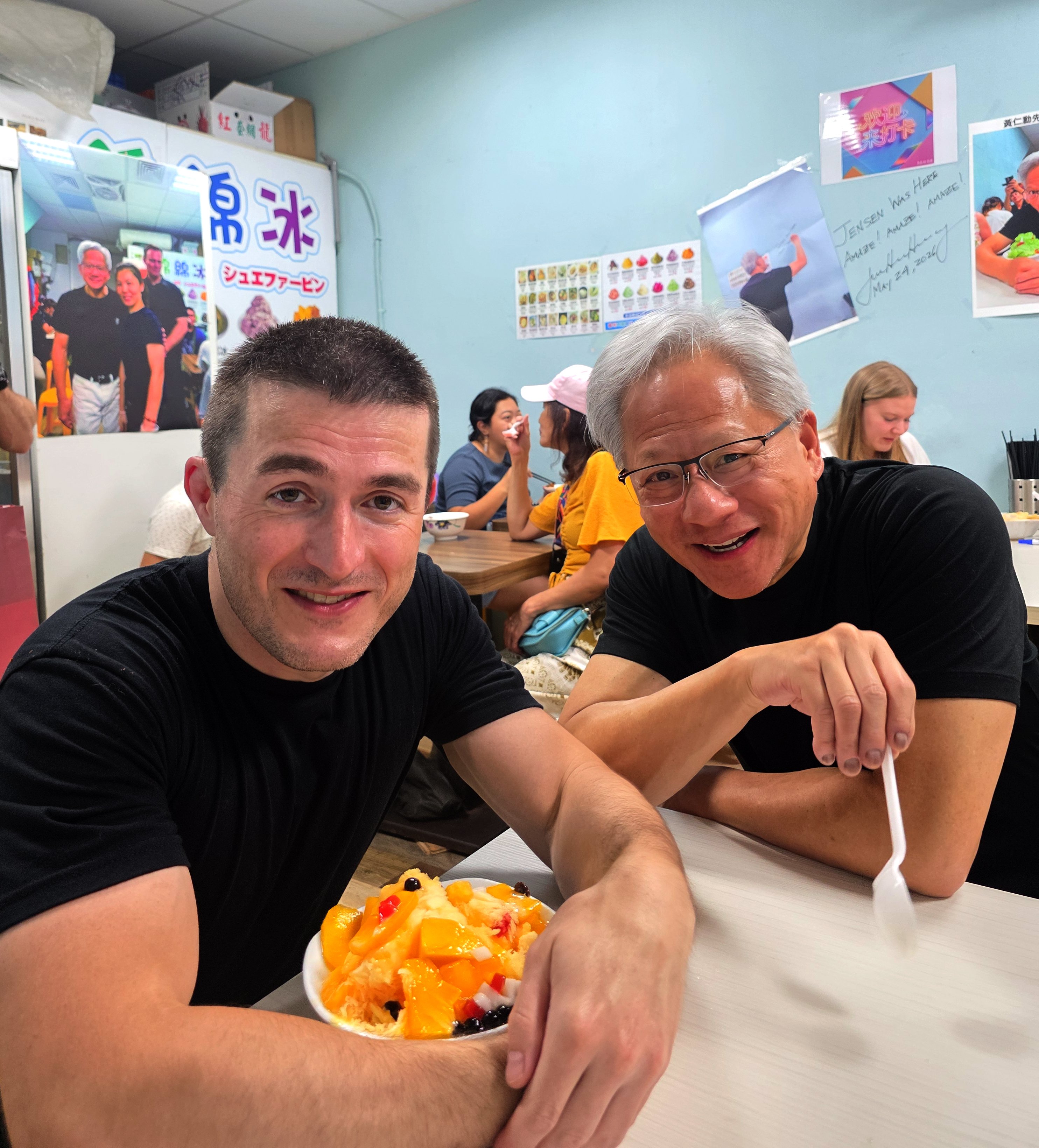 黃仁勳饒河夜市陪吃冰哥是誰？美國知名 Podcast 、科技巨頭都訪過⋯一篇認識！