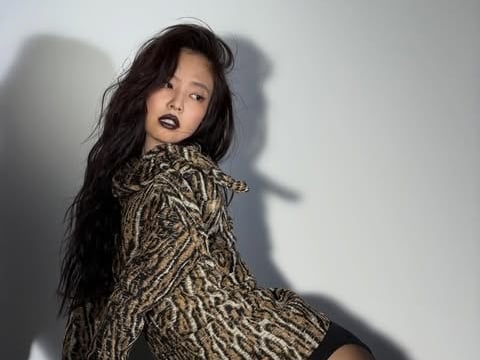 BLACKPINK Jennie 香奈兒包擋上身拍大片！尺度大開引粉驚：「太驚艷了！」