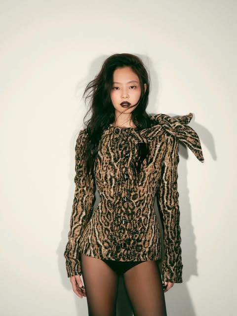 BLACKPINK Jennie 香奈兒包擋上身拍大片！尺度大開引粉驚：「太驚艷了！」